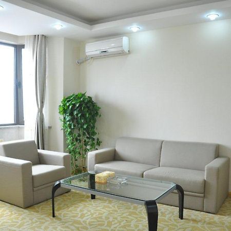 Super 8 Hotel Qingdao Railway Station Gui Zhou Road Zewnętrze zdjęcie